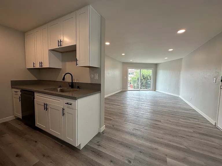 2121 Mission Ave #5 — Photo 4