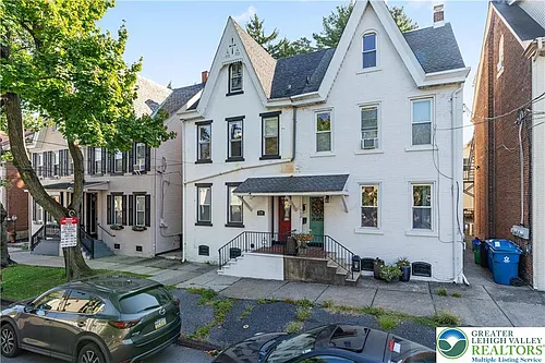 734 Center St #1 Photo 1