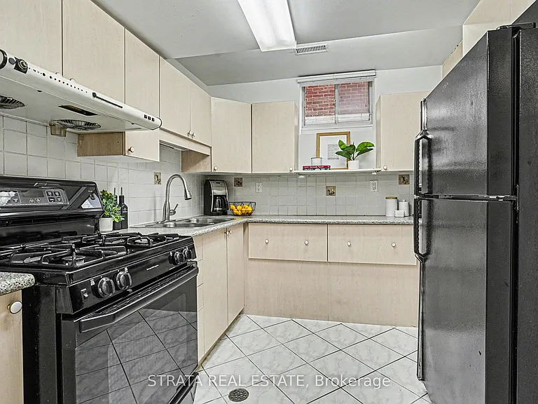 423 Manor Rd E — Photo 30
