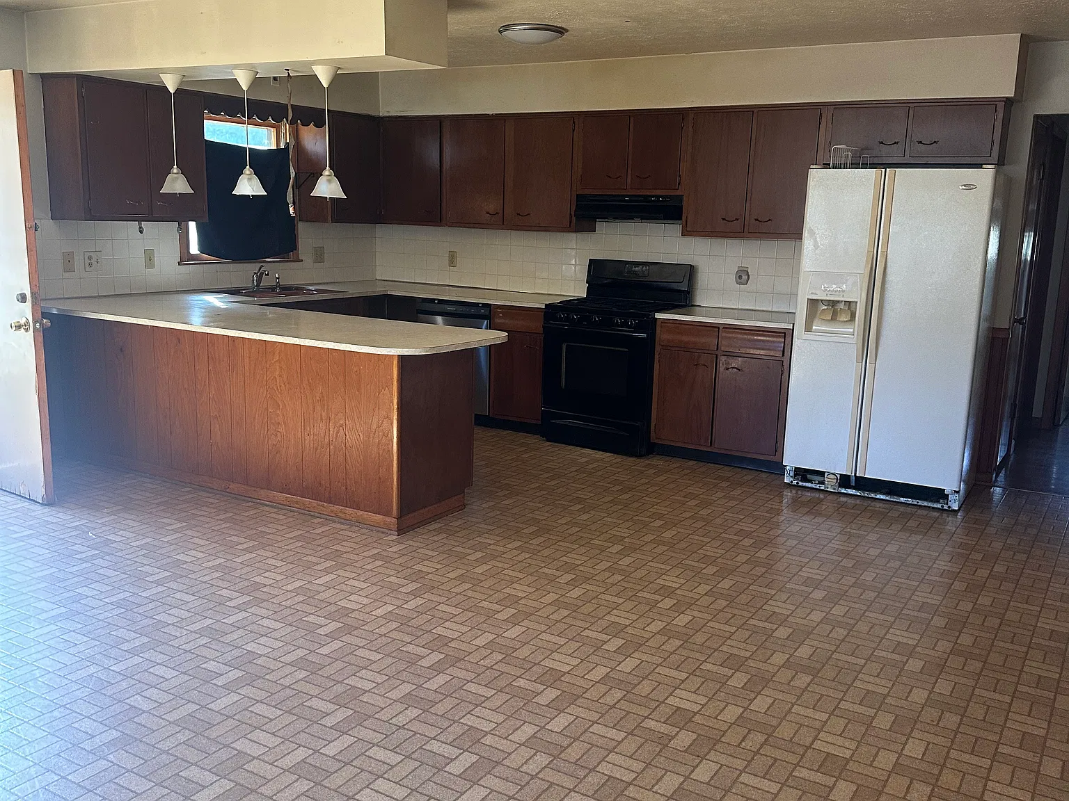 4 bed, $1,650 — Photo 2