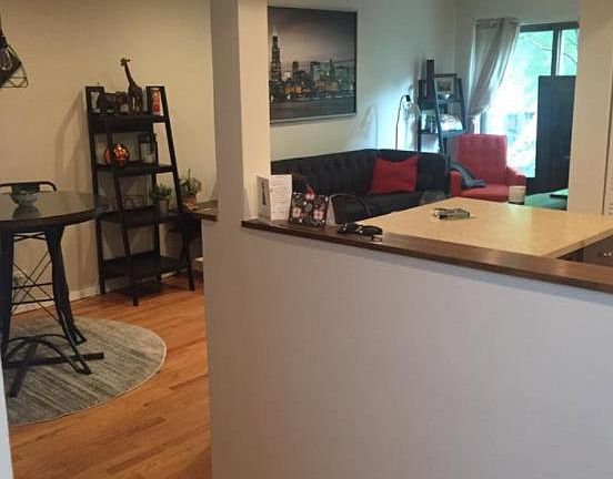 3rd image of 1043 W Oakdale Ave APT 2F