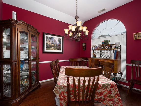 3rd image of 110 Cobblestone Ter