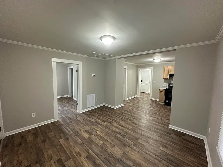 416 Airline Ave — Photo 3
