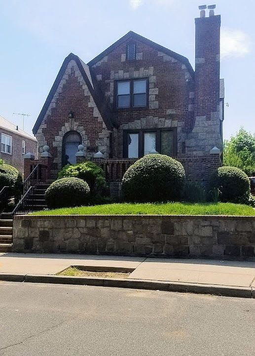 1st image of 6410 Ellwell Cres #2