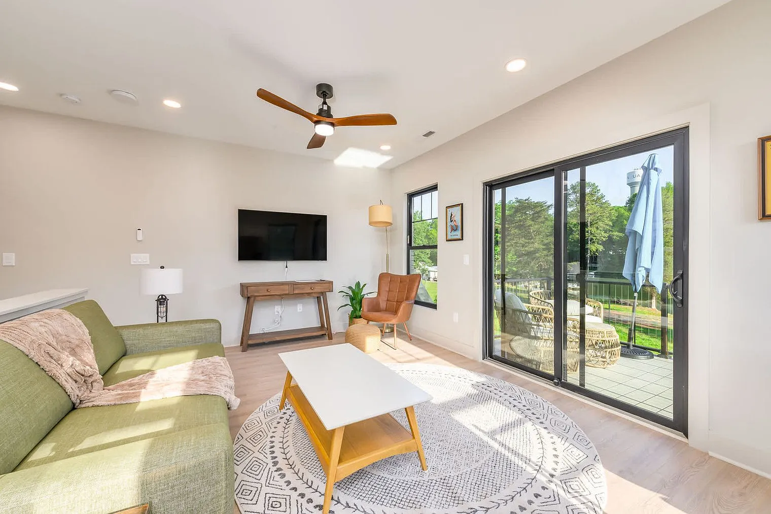 1 bed, 1.0 bath, 699 sqft, $3,012 — Photo 2
