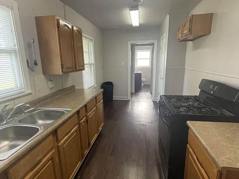 2211 Helena Ave — Photo 3