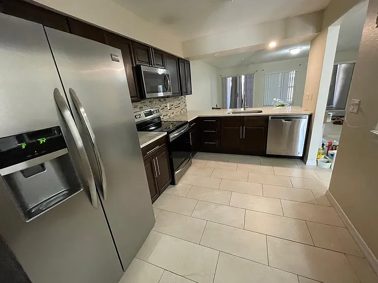 2556 W Brook Ln — Photo 5