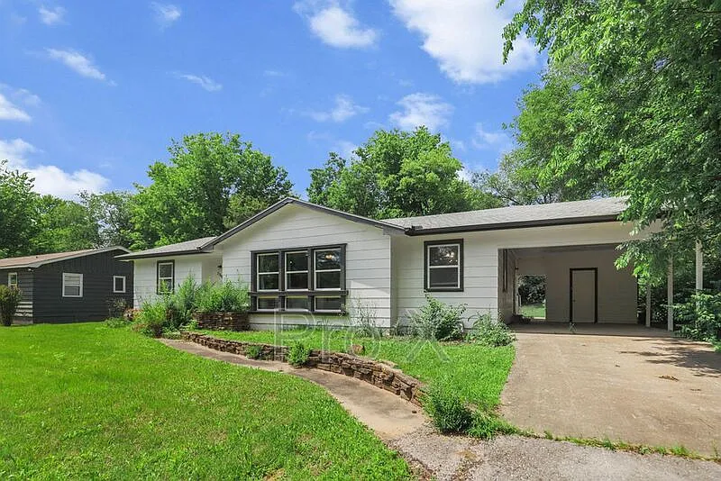 3 bed, 2.0 bath, 1458 sqft, $1,995 — Photo 2