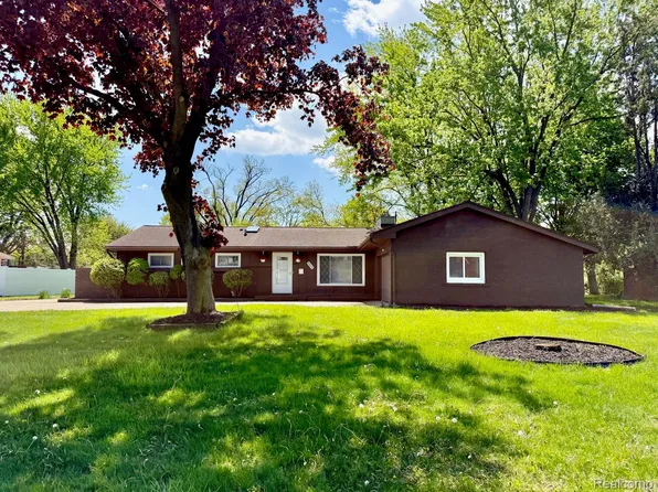 30840 Rock Creek Dr, Southfield, MI 48076