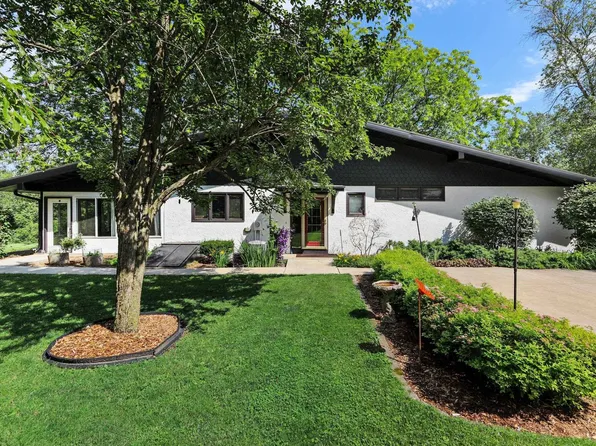 2055 Rivirie Ln, Edgerton, WI 53534