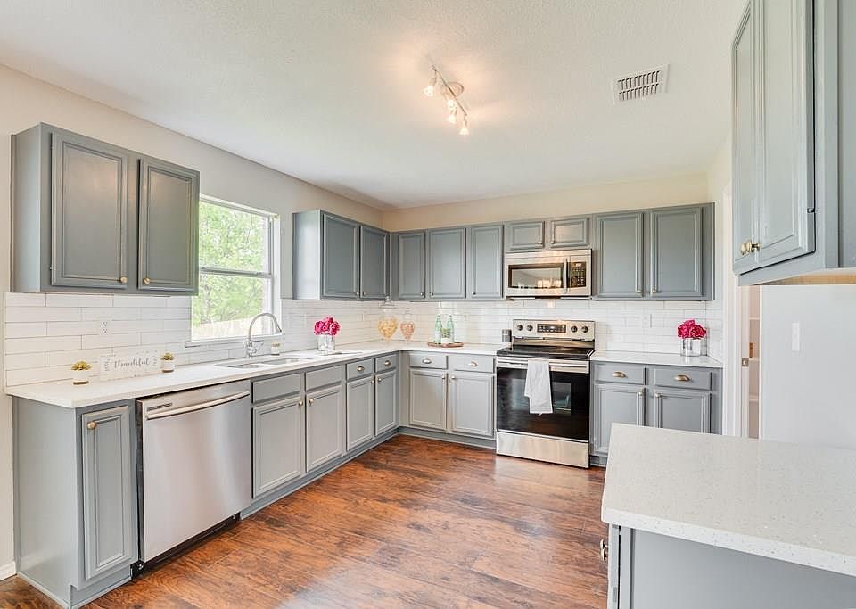 1st image of 2608 Cresthaven Dr