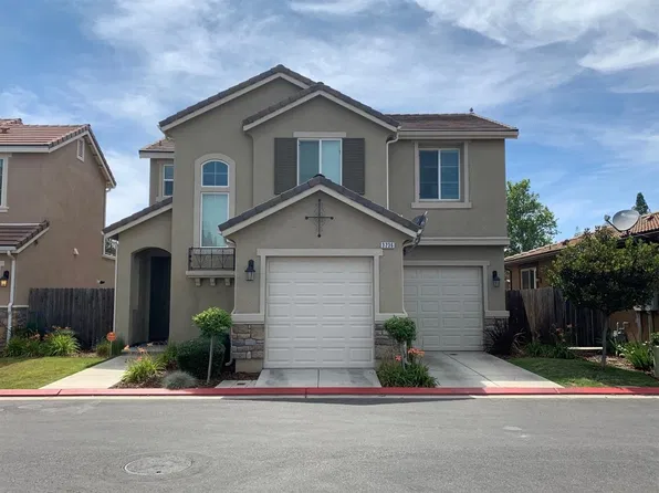 3236 Monterosa Ln, Clovis, CA 93619
