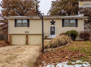 608 SW 35th Ter, Lees Summit, MO 64082