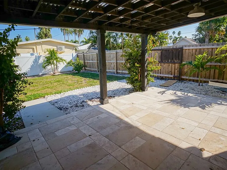 929 Lantana Ave — Photo 32