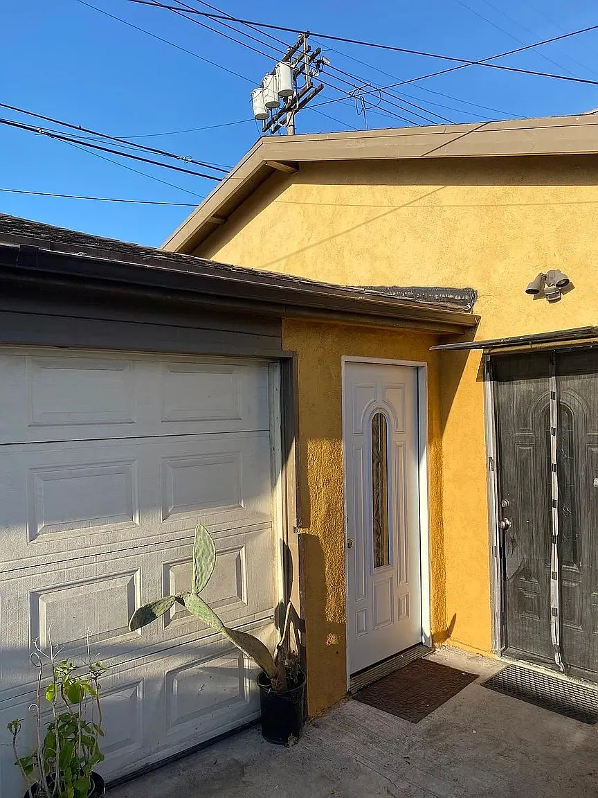 Duplex home. front house! Manicured p landscaping . Hardwood floors , washer and dryer hook up — Photo 1