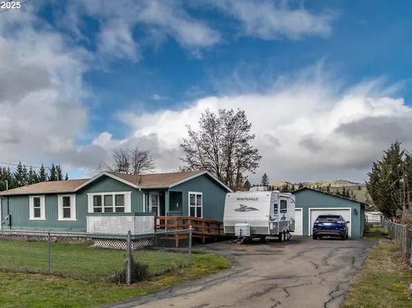 174 W Estella St, Glide, OR 97443