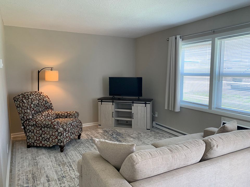 Charming bungalow 4 plex located in quiet neighborhood.