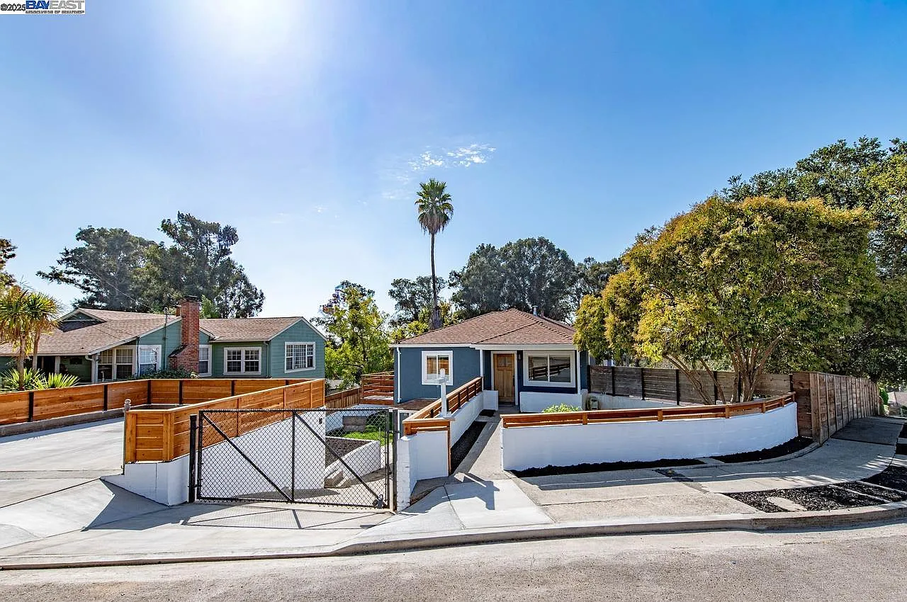 22679 Valley View Dr photo 1