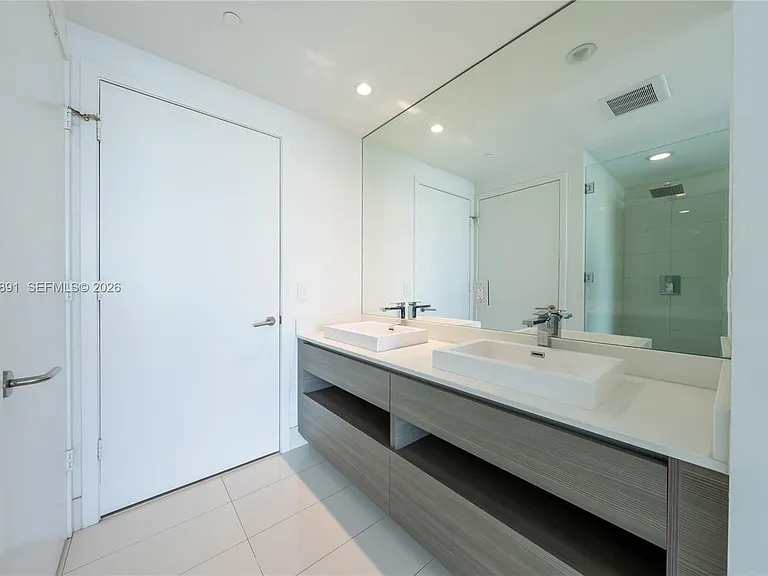 460 NE 28th St #707 — Photo 10