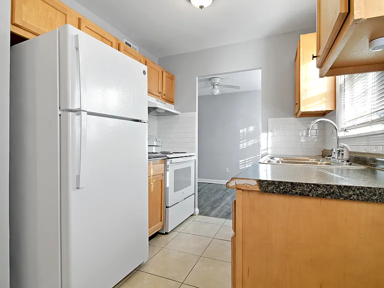 404 W Hill St — Photo 4