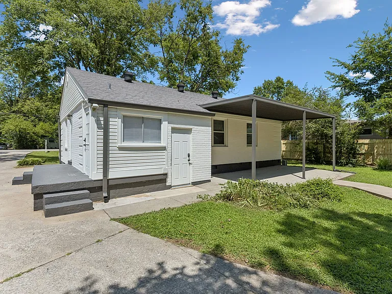 907 Westchester Dr — Photo 23