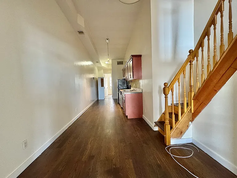 295 Maujer St #3L — Photo 7