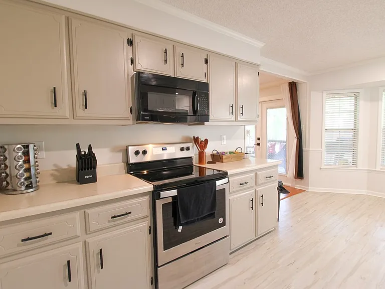 2821 Clayton Dr — Photo 3