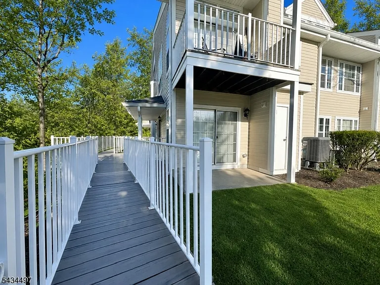 1023 Castle Rd — Photo 2