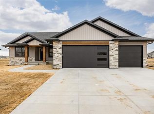 709 Pointer Cir, Center Point, IA 52213