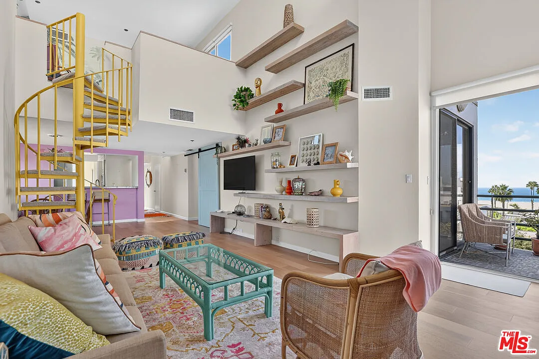 2 bed, 2.0 bath, 1661 sqft, $7,995 — Photo 2