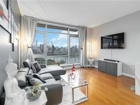 11-24 31st Avenue image 3 of 18