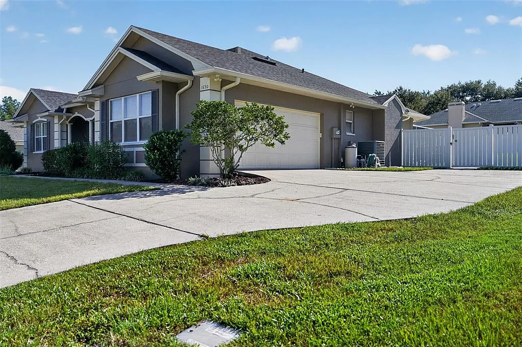 3 bed, 2.0 bath, 2442 sqft, $3,350 — Photo 4