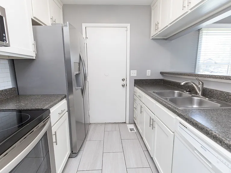 857 Heritage Cir — Photo 16