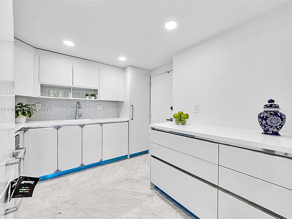 2nd image of 300 Bayview Dr APT 305