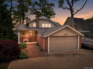 3961 Lakewood Dr, Waterford, MI 48329
