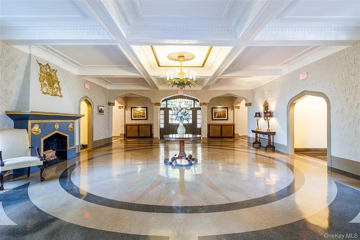 Building Photo - 12 Hempstead Ave #1M