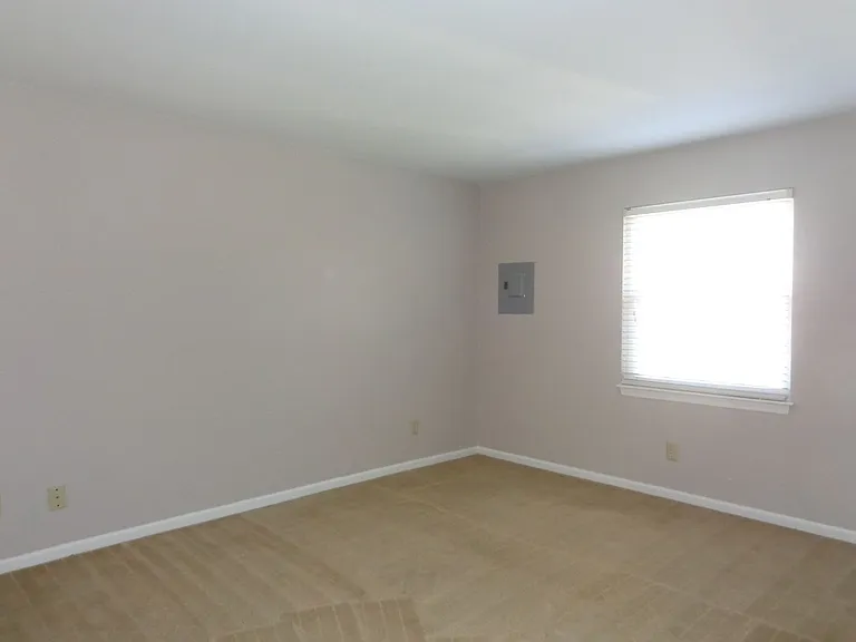 Yorktown Village Apartments — Photo 16
