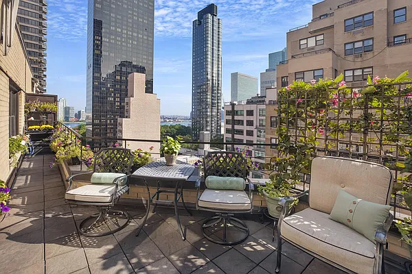 Sold by R New York | media 1