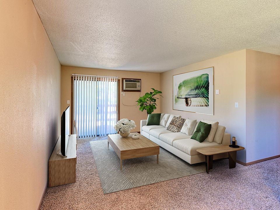 Grand Forks, ND Madison Apartments | Living
