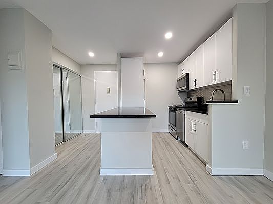 1st image of 829 Greenwood Ave APT 3M