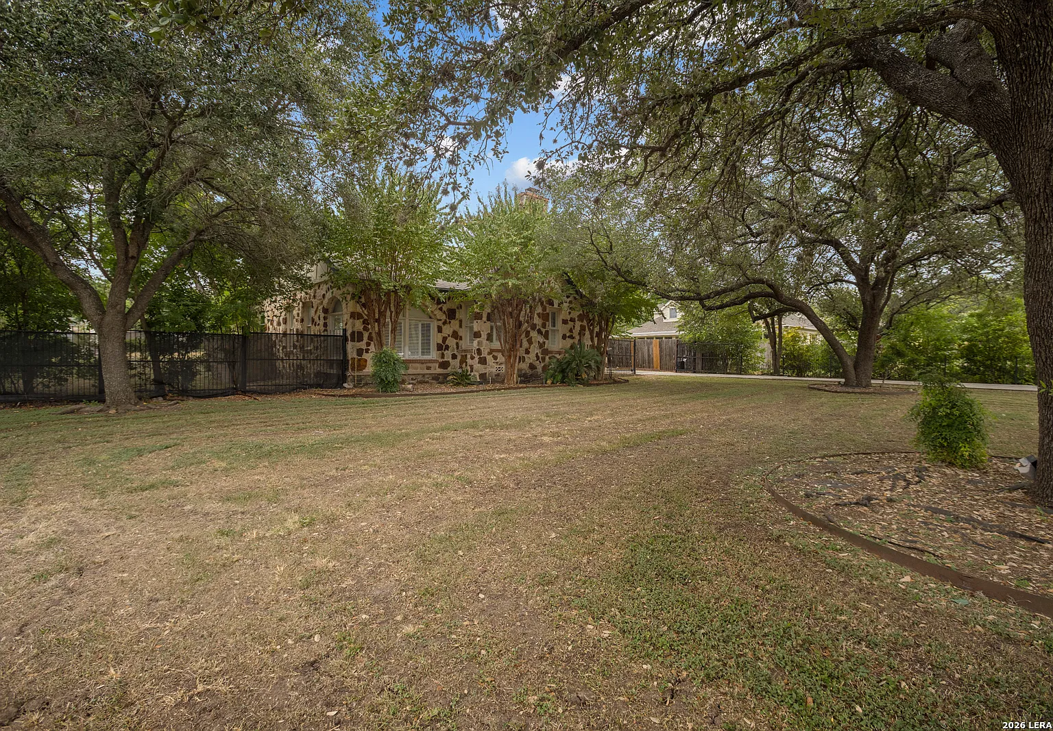 3 bed, 1.0 bath, 1656 sqft, $1,800 — Photo 2