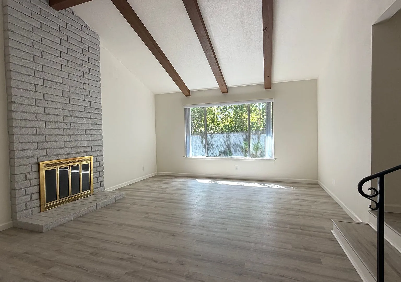 Newly updated 2/1.5 by the river with 2 car garage — Photo 3