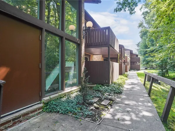 6850 Carriage Hill Dr #D34, Brecksville, OH 44141