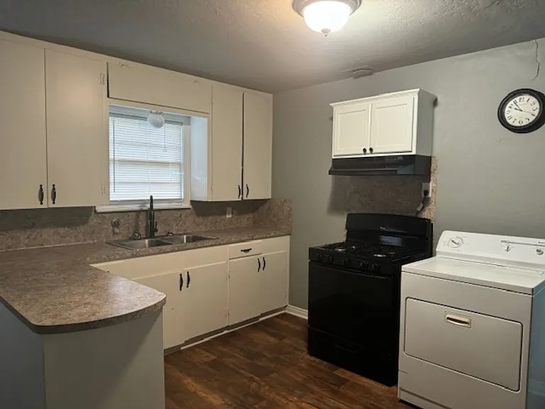 1105 N White Oak Rd — Photo 2