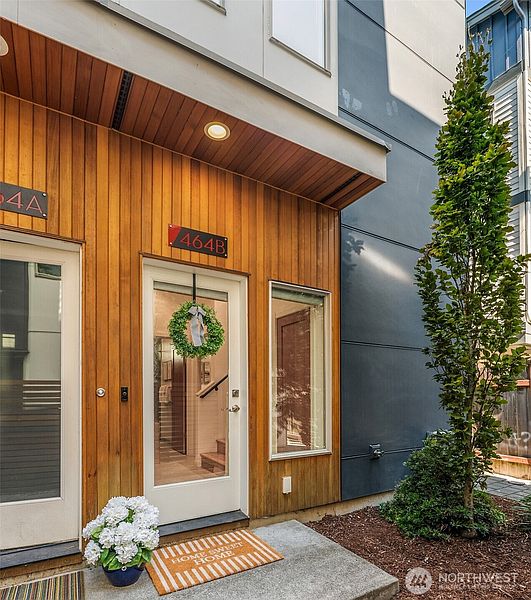 2nd image of 464 NE Maple Leaf Place #B