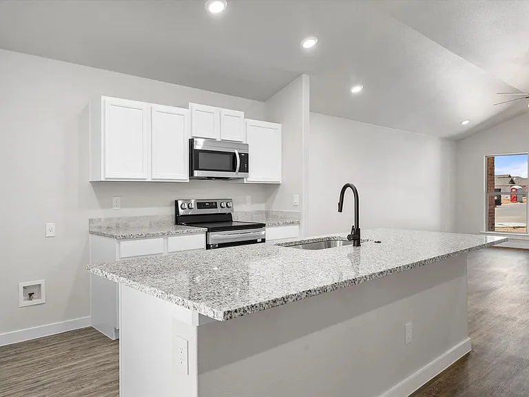 2043 Kenwood Ave — Photo 2