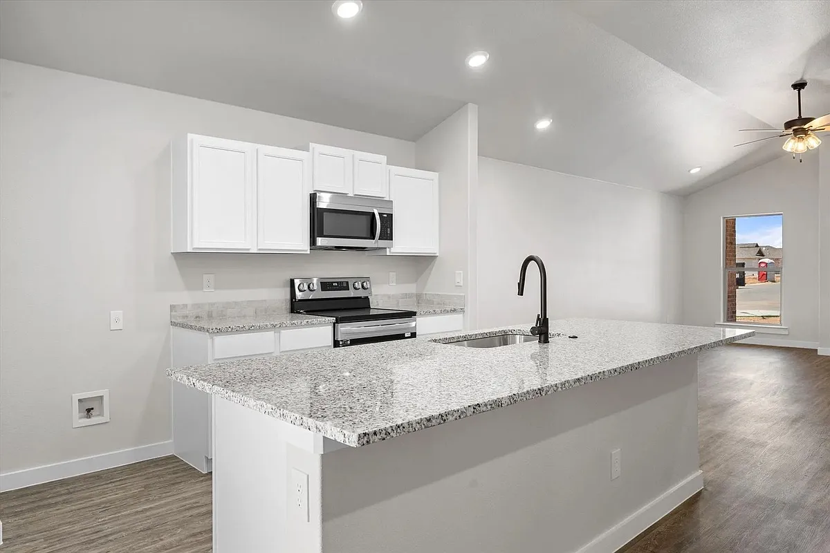 Building Photo - 2043 Kenwood Ave