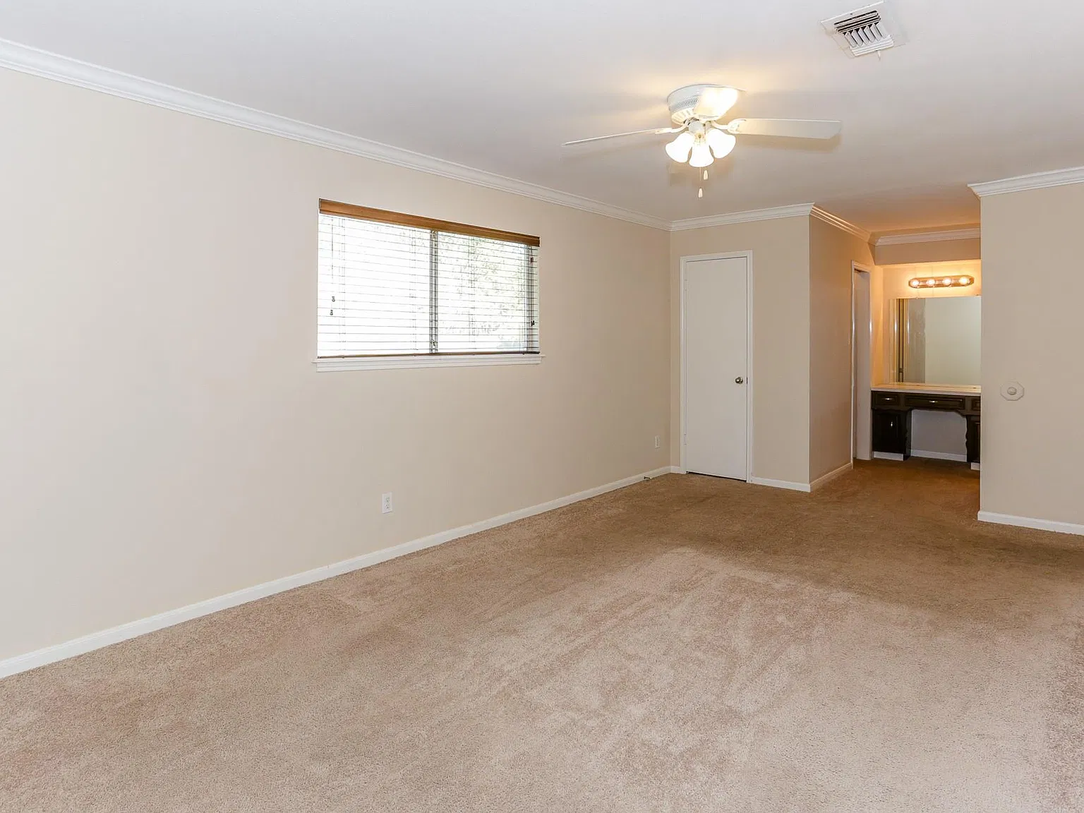 4 bed, 2.5 bath, 2372 sqft, $2,750 — Photo 4