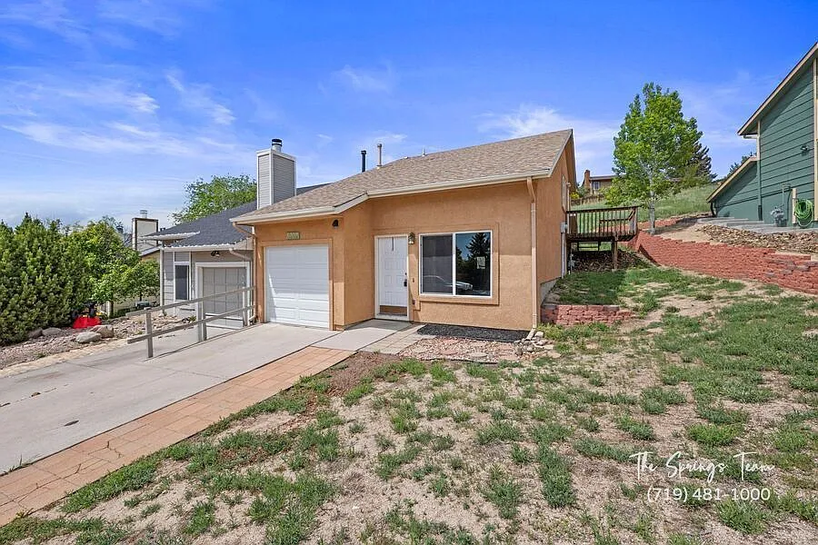 Spacious 3-Bedroom Townhome With Garage, Dual Decks & Flexible Living Spaces--Security Deposit Wa... — Photo 2