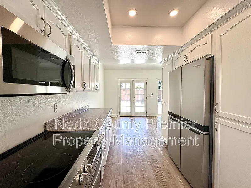 3 bed, 2.5 bath, 1452 sqft, $4,100 — Photo 3